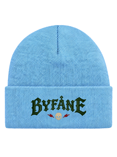 Byfåne, Baby Blue, Hatitude Cuffed Beanie, HCB-BBL-BYF. Transparent produktbild. Brodyr 10,5 × 4,63 cm.