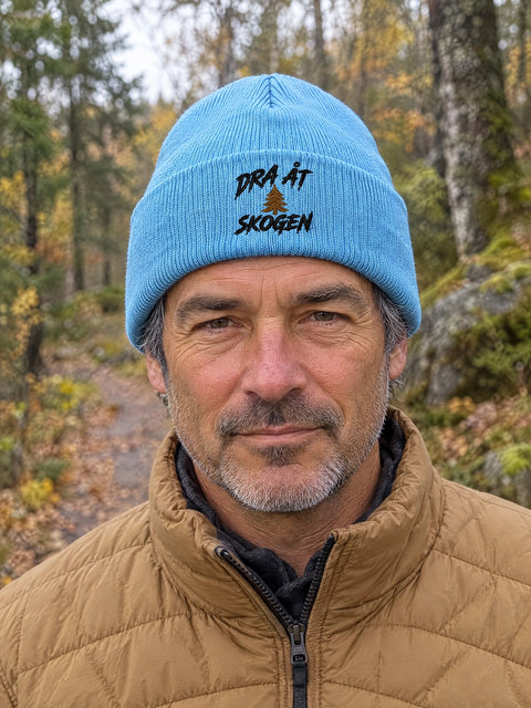 DAS PERSON 635x600 – Dra åt skogen, Baby Blue, Hatitude Cuffed Beanie. Brodyr 6 cm hög.
