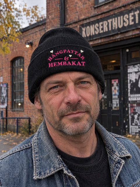 HOH PERSON 1050x537 – Hängpattar & Hembakat, Svart, Hatitude Cuffed Beanie. Brodyr 10,5 cm bred.
