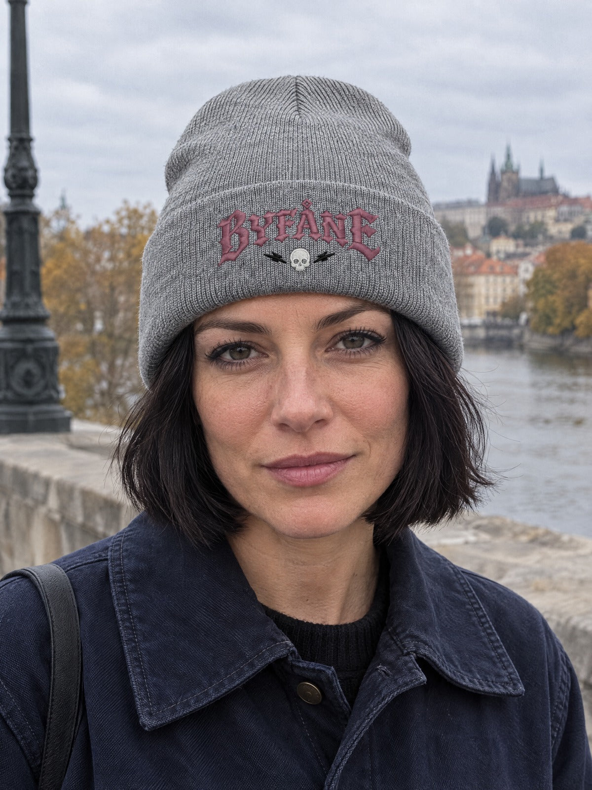 BYF PERSON 1050x463 – Byfåne, Heather Grey, Hatitude Cuffed Beanie. Brodyr 10,5 × 4,63 cm.