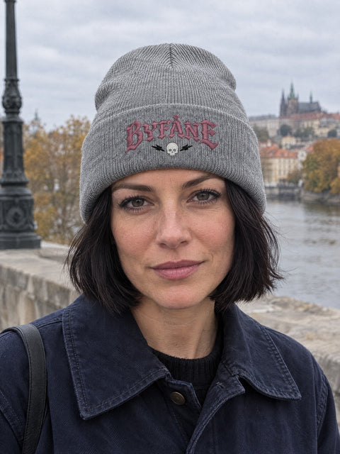 BYF PERSON 1050x463 – Byfåne, Heather Grey, Hatitude Cuffed Beanie. Brodyr 10,5 × 4,63 cm.