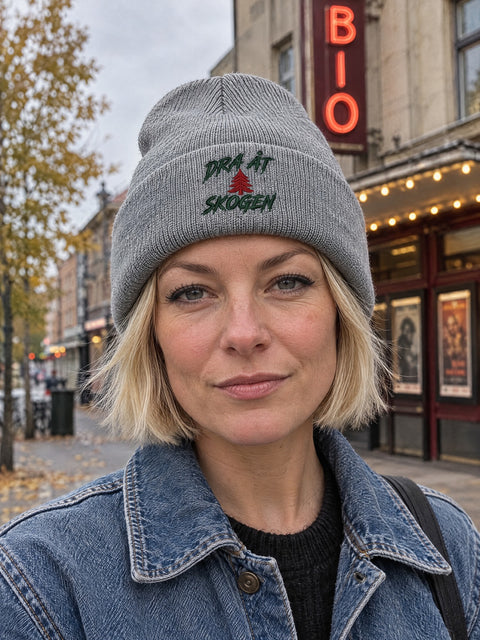 DAS PERSON 635x600 – Dra åt skogen, Heather Grey, Hatitude Cuffed Beanie. Brodyr 6 cm hög.