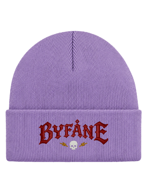 Byfåne, Lavendel, Hatitude Cuffed Beanie, HCB-LAV-BYF. Transparent produktbild. Brodyr 10,5 × 4,63 cm.