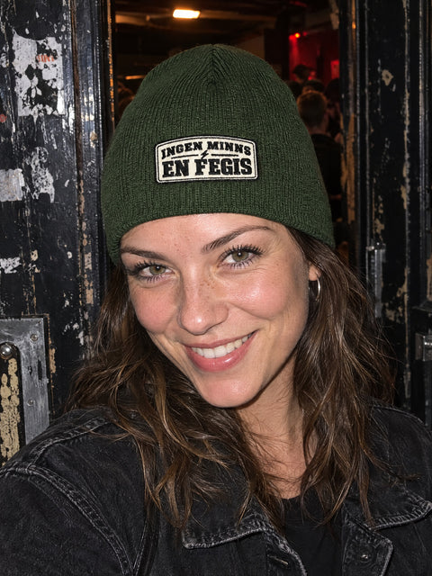 Ingen minns en fegis – Olivgrön Beanie på person