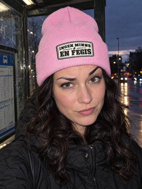 Ingen minns en fegis – Rosa Cuffed Beanie på person
