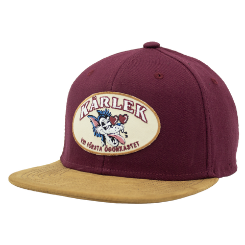 Kärlek vid första ögonkastet – vinröd Apex Snapback med twillpatch, vänster vinkel