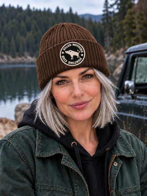 Killed Nothing Hunting Club – Hatitude Oversized Cuffed Beanie Valnöt, på modell