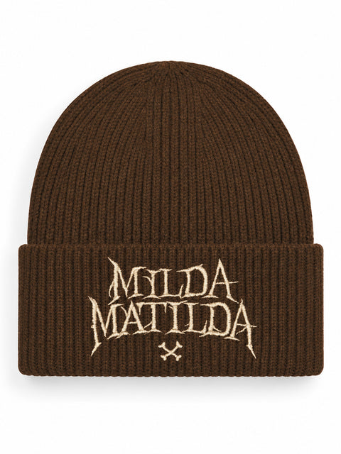 Milda Matilda – Hatitude Oversized Cuffed Beanie Valnöt, brodyr framifrån