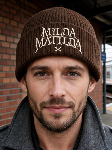 Milda Matilda – Hatitude Oversized Cuffed Beanie Valnöt, på modell