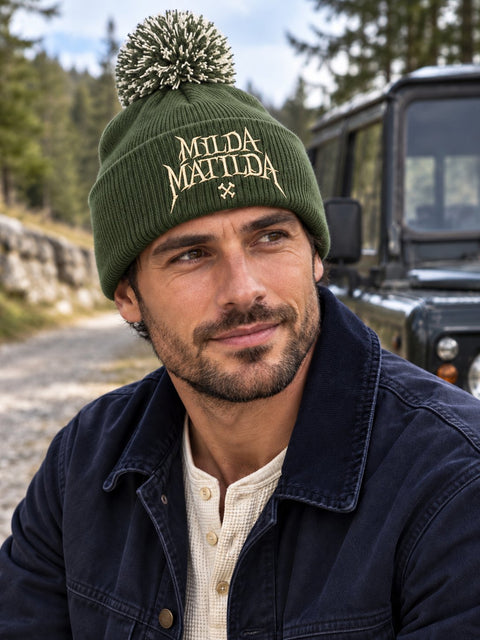 Milda Matilda – Mossgrön Pom Pom Beanie, personbild