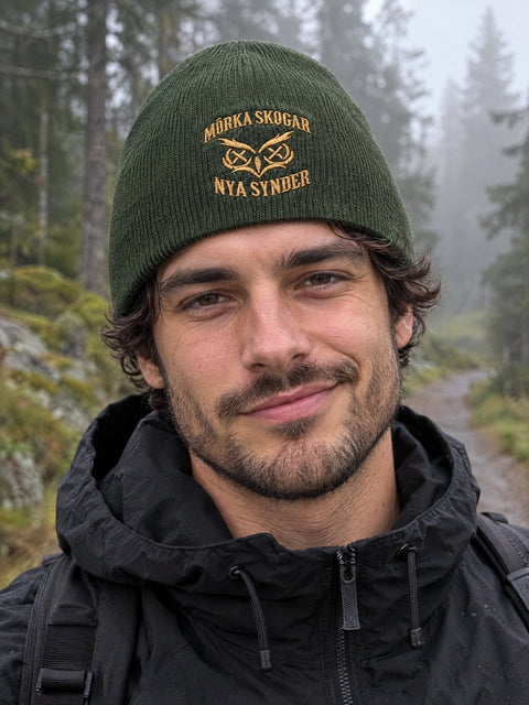Mörka skogar, nya synder på olivgrön Hatitude Beanie, buren av en yngre vuxen.