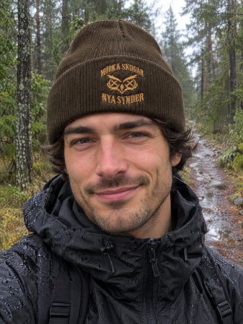 Mörka skogar, nya synder – brun Cuffed Beanie på vuxen person.