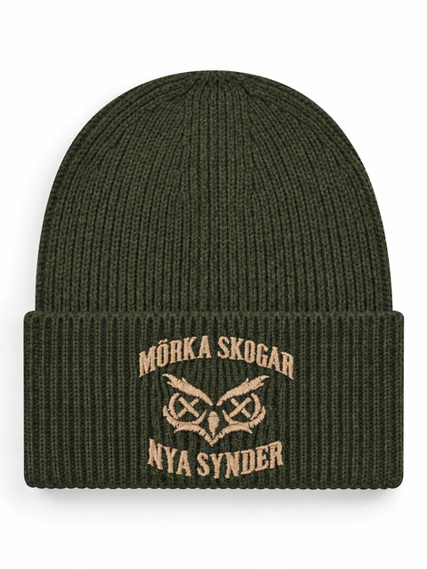 Mörka skogar, nya synder – Hatitude Oversized Cuffed Beanie Olivgrön, brodyr framifrån