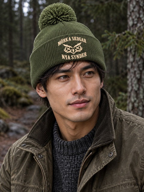 Mörka skogar, nya synder – Mossgrön Pom Pom Beanie, personbild
