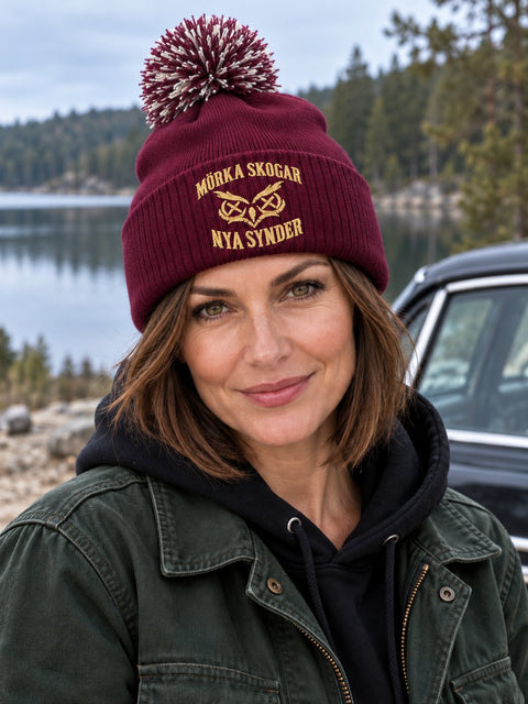 Mörka skogar, nya synder – Vinröd Pom Pom Beanie, personbild
