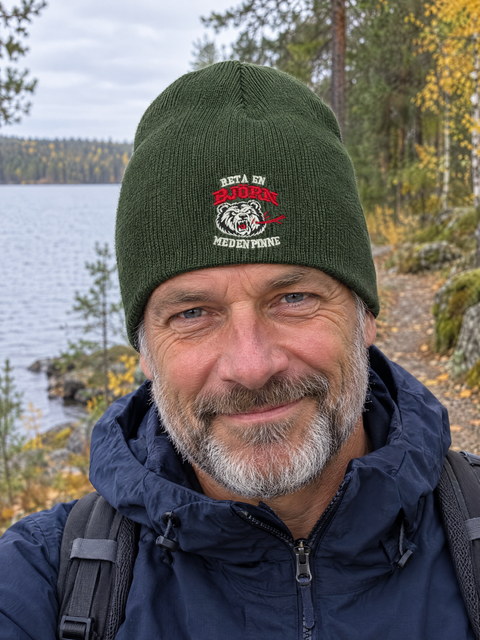 Olivgrön Beanie utan uppvik med björnbrodyr på modell utomhus