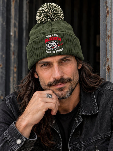 Reta en björn med en pinne – Mossgrön Pom Pom Beanie, personbild