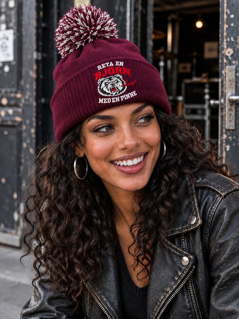 Reta en björn med en pinne – Vinröd Pom Pom Beanie, personbild
