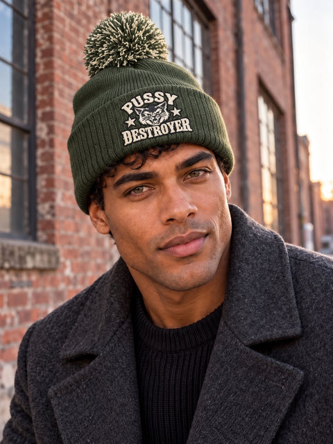 Pussy Destroyer – Mossgrön Pom Pom Beanie, personbild