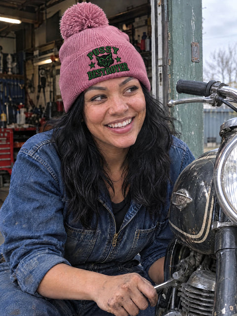 Pussy Destroyer – Rosa Pom Pom Beanie, personbild