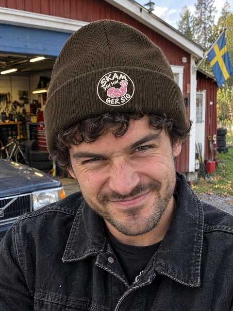 Skam den som ger sig – brun Cuffed Beanie på person.