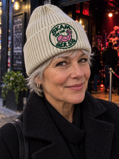 Skam den som ger sig – Hatitude Oversized Cuffed Beanie Havre, på person