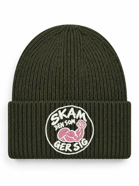 Skam den som ger sig – Hatitude Oversized Cuffed Beanie Olivgrön, brodyr framifrån