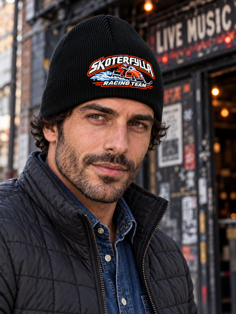 Skoterfylla Racing Team – Svart Beanie, personbild – utan bottenfyllning