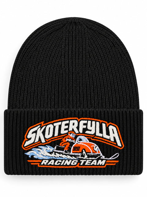 Skoterfylla Racing Team – Hatitude Oversized Cuffed Beanie Svart, brodyr framifrån