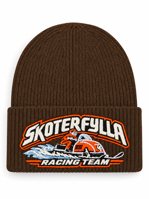 Skoterfylla Racing Team – Hatitude Oversized Cuffed Beanie Valnöt, brodyr framifrån