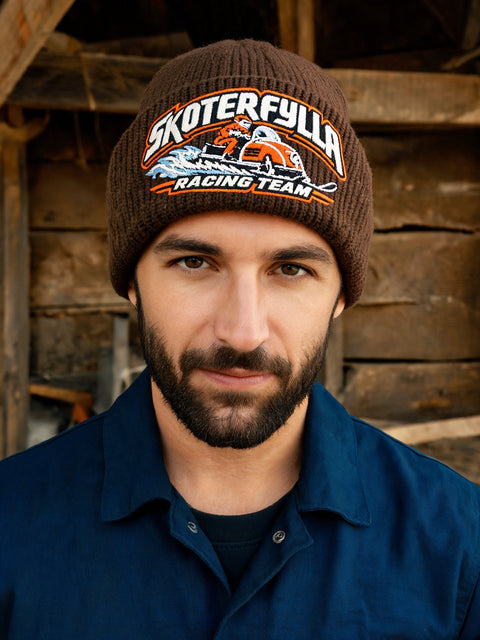 Skoterfylla Racing Team – Hatitude Oversized Cuffed Beanie Valnöt, på modell