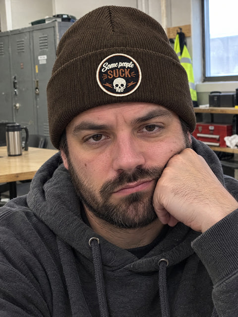 Some People Suck – brun Cuffed Beanie på person.