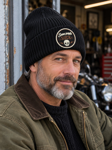 Some People Suck – Hatitude Oversized Cuffed Beanie Svart, på modell