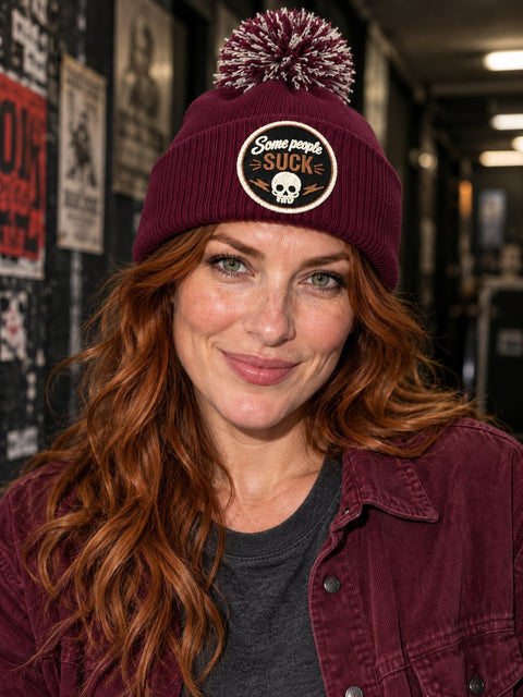 Some People Suck – Vinröd Pom Pom Beanie, personbild