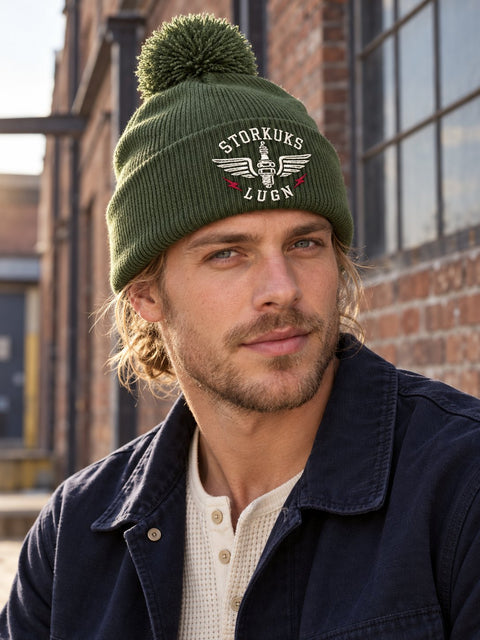 Storkuks Lugn – Mossgrön Pom Pom Beanie, personbild