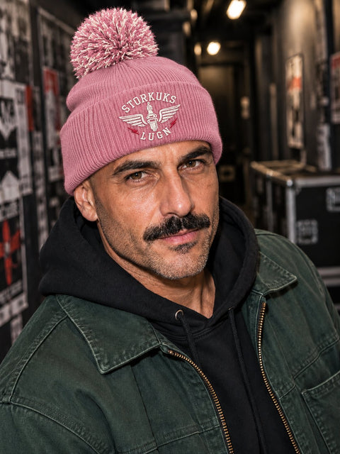 Storkuks Lugn – Rosa Pom Pom Beanie, personbild
