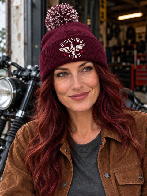 Storkuks Lugn – Vinröd Pom Pom Beanie, personbild