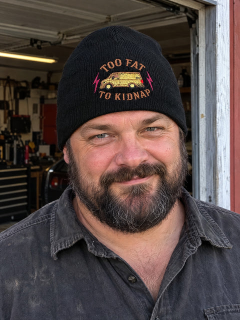Too Fat To Kidnap – svart Hatitude Beanie utan uppvik på person