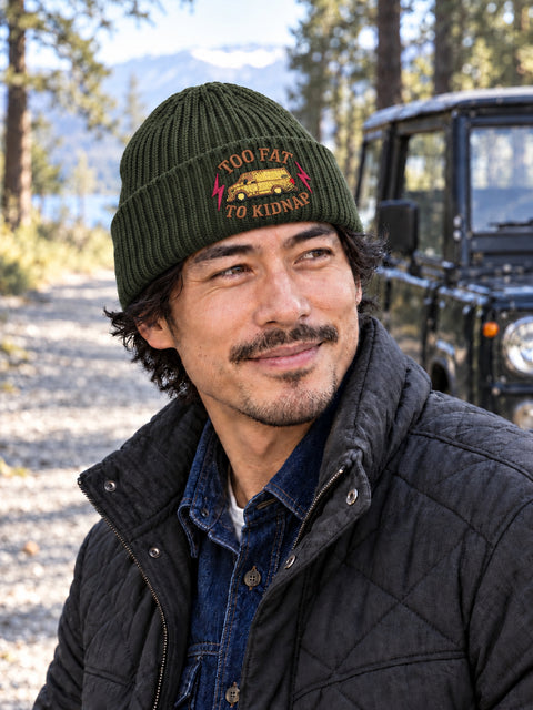 Too Fat To Kidnap – Hatitude Oversized Cuffed Beanie Olivgrön, på modell