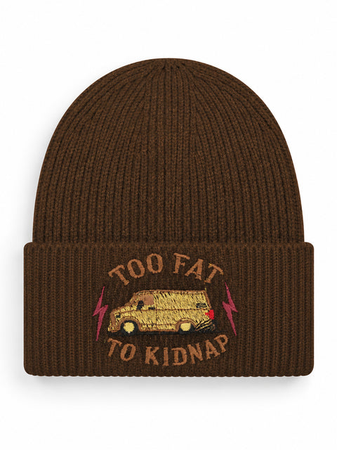 Too Fat To Kidnap – Hatitude Oversized Cuffed Beanie Valnöt, brodyr framifrån