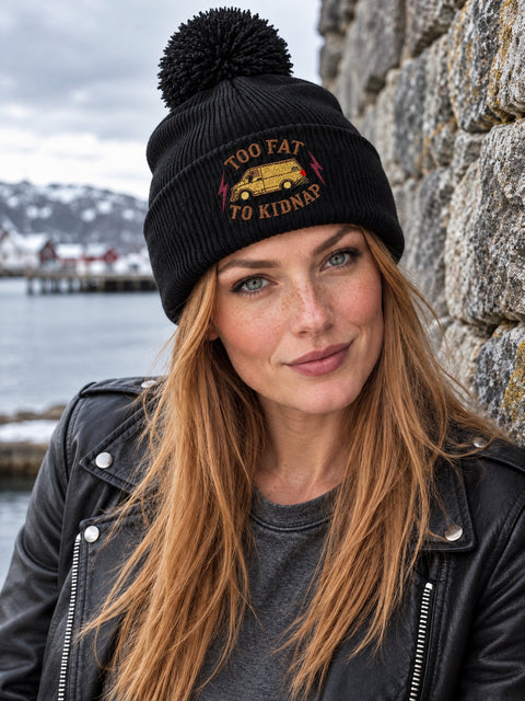 Too Fat To Kidnap – Svart Pom Pom Beanie, personbild
