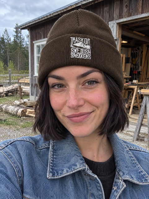 Träskor Swedish Sneakers – brun Cuffed Beanie på vuxen person.