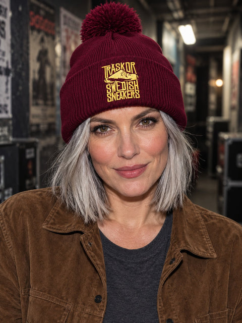 Träskor Swedish Sneakers – Vinröd Pom Pom Beanie, personbild