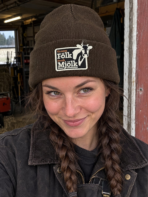 Va som Fölk Dreck Mjölk – brun Cuffed Beanie på person.
