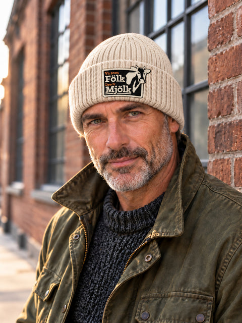 Va som Fölk Dreck Mjölk – Hatitude Oversized Cuffed Beanie Havre, på modell