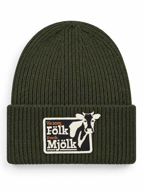 Va som Fölk Dreck Mjölk – Hatitude Oversized Cuffed Beanie Olivgrön, brodyr framifrån