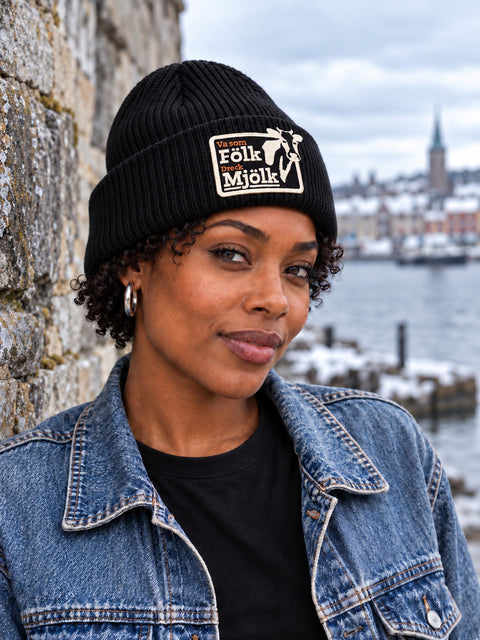 Va som Fölk Dreck Mjölk – Hatitude Oversized Cuffed Beanie Svart, på modell