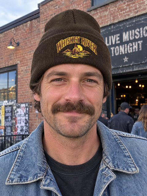 Whiskey River – brun Cuffed Beanie på vuxen person.