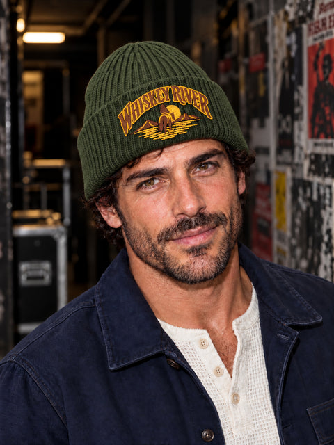 Whiskey River – Hatitude Oversized Cuffed Beanie Olivgrön, på modell