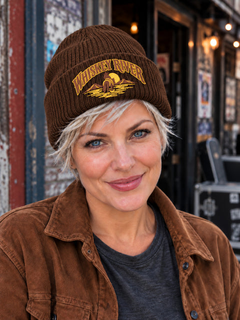 Whiskey River – Hatitude Oversized Cuffed Beanie Valnöt, på modell
